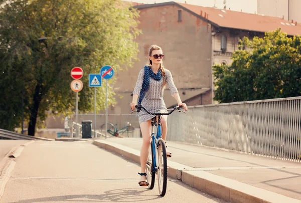 Krásná žena portrét cyklistiky ve městě — Stock fotografie