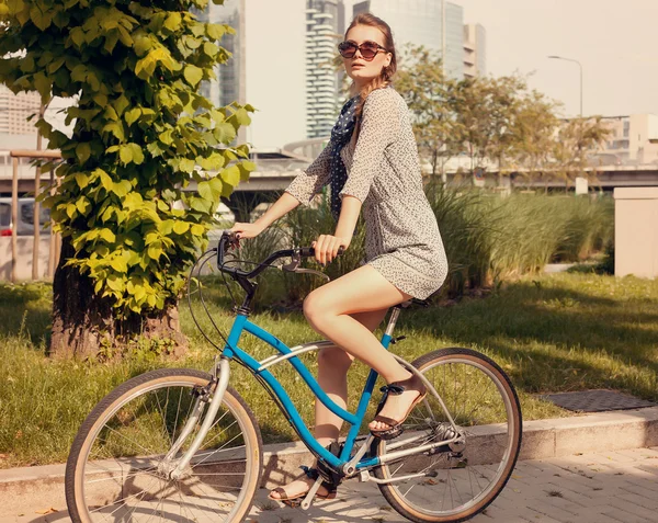 Krásná žena portrét jedoucí na kole v parku — Stock fotografie
