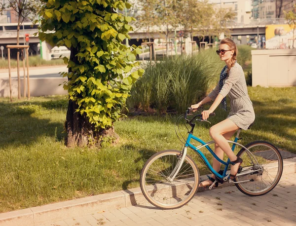 Krásná žena portrét jezdecké kolo v parku — Stock fotografie