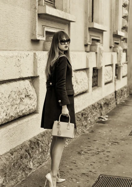 Retrato de mulher elegante e bonita na cidade — Fotografia de Stock