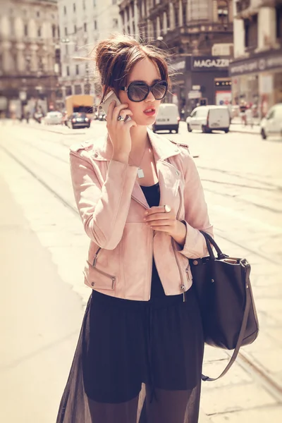 Fashionable woman talking on the phone in the city — Stock Photo, Image