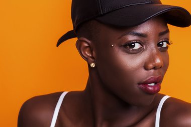 Beyzbol şapkası çok Afrikalı kız portre