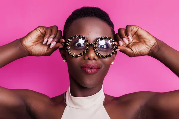 Africano retrato menina fazendo rosto engraçado enquanto vestindo glasse estranho — Fotografia de Stock