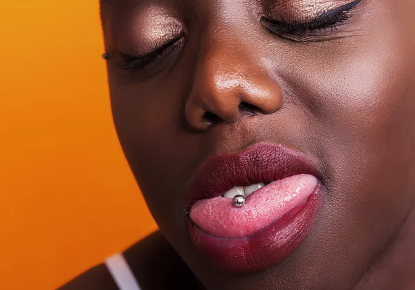 Africana fata portret arată limba piercing — Fotografie, imagine de stoc