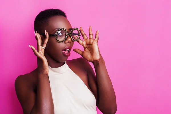 Bela menina africana retrato usando óculos engraçados — Fotografia de Stock