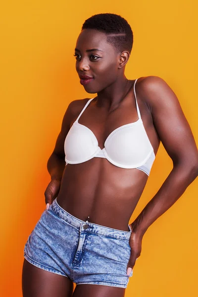 Magnifique portrait de fille africaine portant un short en jean et regardant — Photo