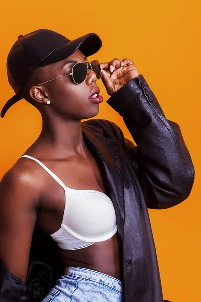 Hermoso modelo africano retrato con gorra de béisbol y sungla — Foto de Stock