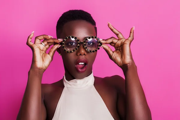 Retrato de menina africana bonita e chocada vestindo glasse engraçado — Fotografia de Stock