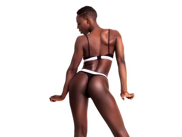 Hermosa chica africana detrás retrato posando y bailando — Foto de Stock