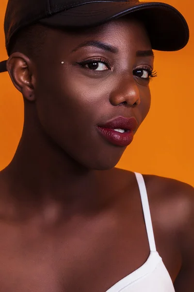 Retrato de menina muito africano vestindo boné de beisebol e sorrindo — Fotografia de Stock