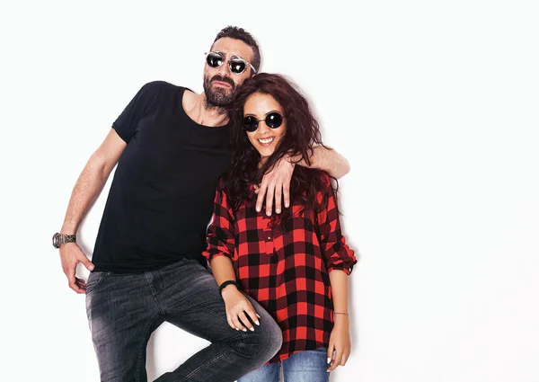 Hermoso retrato de pareja posando mientras usa gafas de sol —  Fotos de Stock