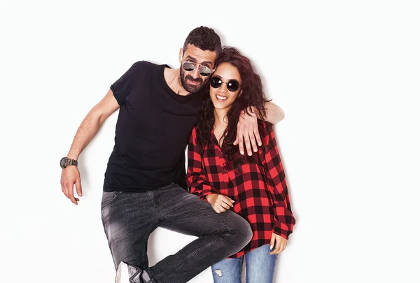 Bella coppia ritratto indossare occhiali da sole — Foto Stock