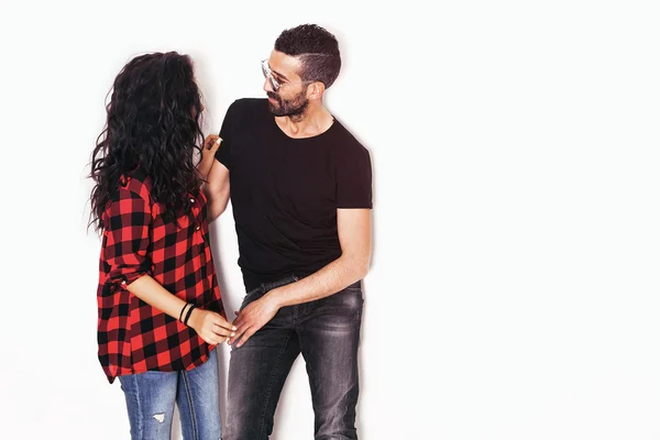 Adorável casal retrato olhando um para o outro — Fotografia de Stock