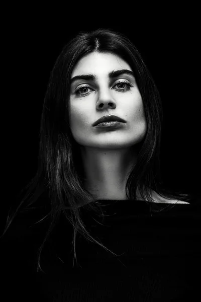 Красивая женщина черно-белый портрет — стоковое фото