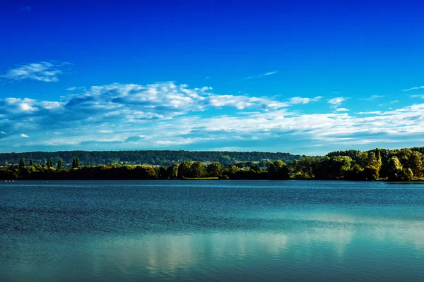 Gyönyörű lakescape és cloudscape-észak-nyugat Franciaország — Stock Fotó