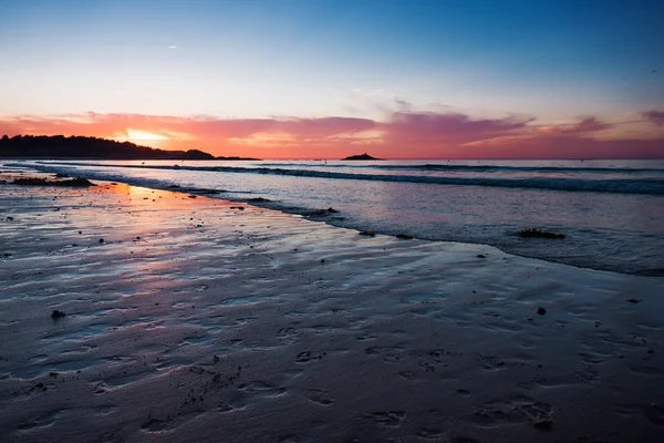 Bellissimo paesaggio marino e bassa marea durante il tramonto in Francia — Foto Stock