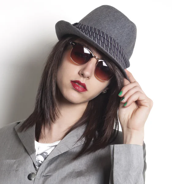 Gangster mulher usando um chapéu e olhando — Fotografia de Stock