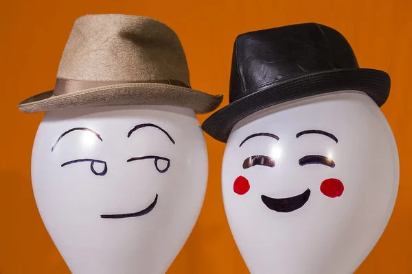 Personajes en globo llevando sombreros y sonriendo — Foto de Stock