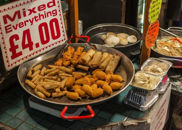 Mixed spring rolls and crab claws in Camden Town — Stock Photo, Image