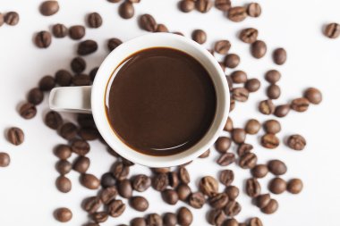 kahve fincanı ve beyaz fasulye