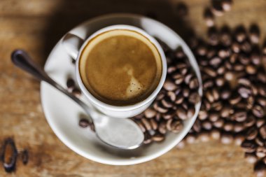 Kahve fincanı ve fasulye