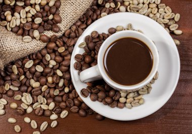 Çuval dolusu kahve çekirdekleri 5 kahve fincanı ve jüt