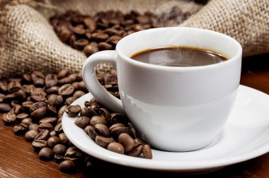 Çuval dolusu kahve çekirdekleri 4 kahve fincanı ve jüt