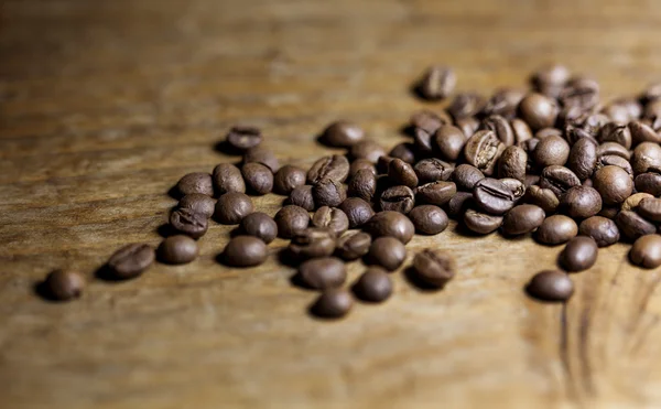 Kaffeebohnen auf Holz 2 — Stockfoto