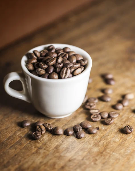 Kopp full med kaffebönor — Stockfoto