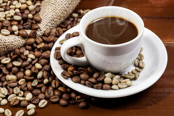 Xícara de café e saco de juta cheio de grãos de café 6 — Fotografia de Stock