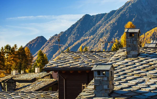 Kleines Dorf im Aostatal von den Dächern aus gesehen — Stockfoto