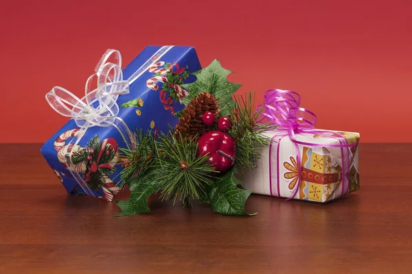 Composição de Natal com presentes e agulhas de pinheiro 2 — Fotografia de Stock