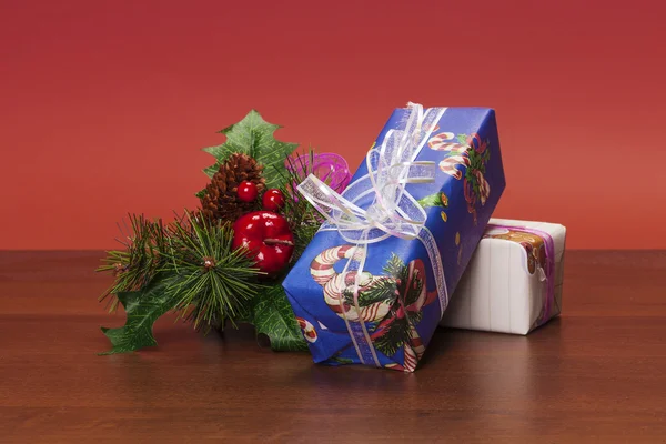 Composizione natalizia con regali e aghi di pino — Foto Stock
