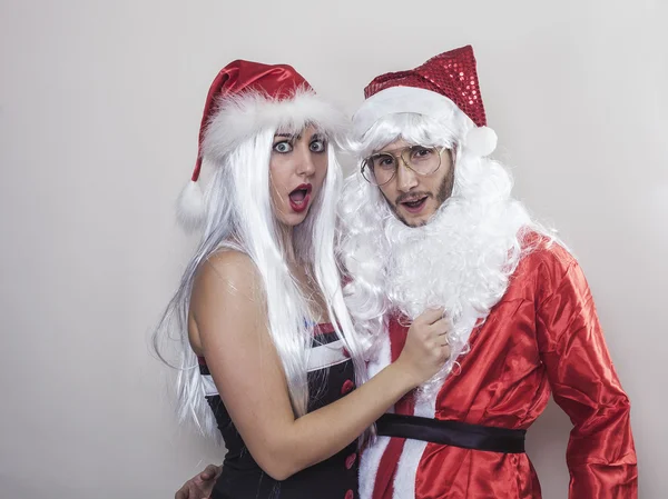 Mädchen mit Weihnachtsmütze entlarvt Weihnachtsmann — Stockfoto