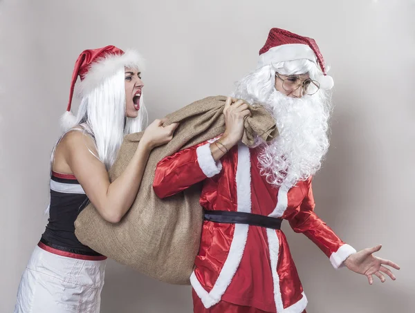 Chica enojada gritando contra Santa Claus — Foto de Stock