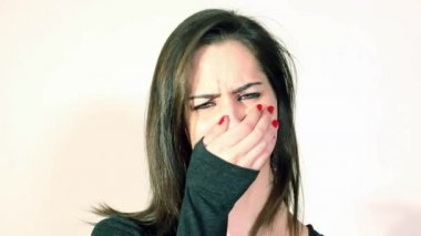 Kötü haber için ağlayan üzgün kız