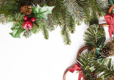 Çam iğneleri ve süslemeleri ile boş Noel kartı