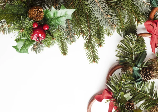 Çam iğneleri ve süslemeleri ile boş Noel kartı — Stok fotoğraf