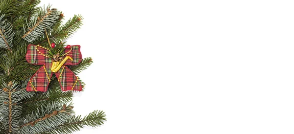 Weihnachtskarte mit Tannennadeln und dekorativer Schleife — Stockfoto