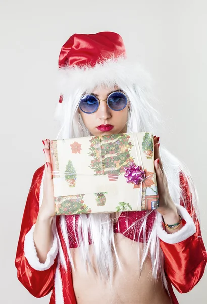 Feminino Papai Noel segurando um presente — Fotografia de Stock