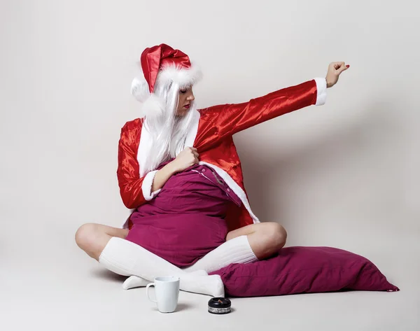 Weihnachtsmann zieht sich morgens an — Stockfoto