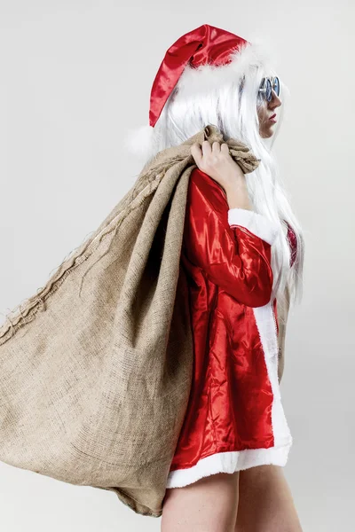 Papai Noel segurando um saco de juta cheio de presentes — Fotografia de Stock