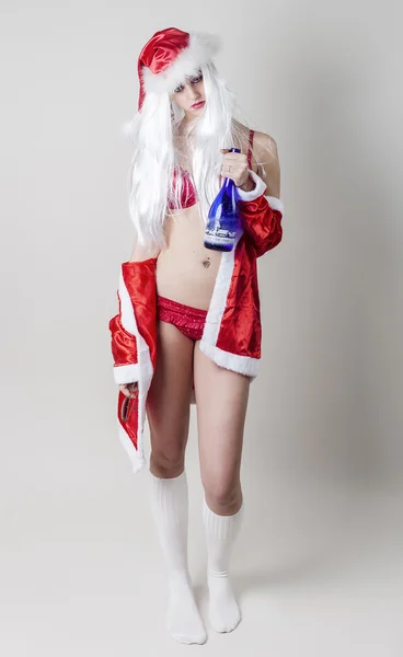 Sarhoş Noel Baba bir alkol şişesi holding — Stok fotoğraf