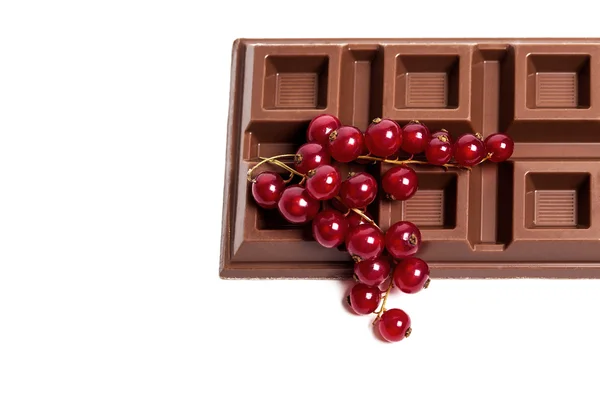 Barra de chocolate com groselha vermelha close-up — Fotografia de Stock