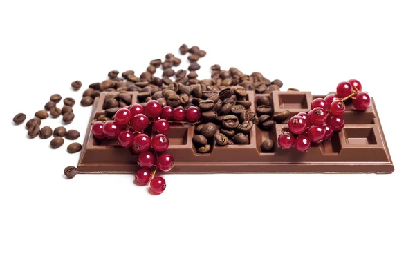 Milk chocolate bar with red currant and coffee beans — Stock Photo, Image