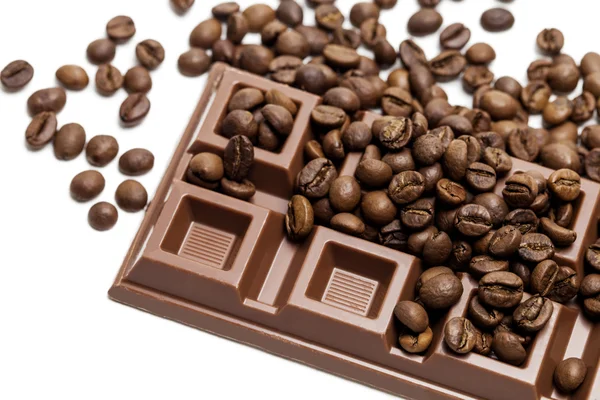 Çikolata kahve çekirdekleri yakın çekim ile — Stok fotoğraf