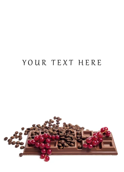 Barre de chocolat avec groseille rouge et café blanc espace ci-dessus — Photo