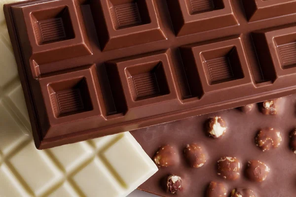 Milch, weiße Schokolade und Haselnuss-Riegel — Stockfoto