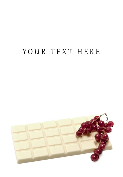 Barra de chocolate branco e espaço em branco de groselha vermelha — Fotografia de Stock