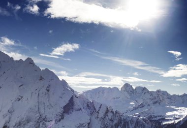 Karla kaplı dağların manzarası 